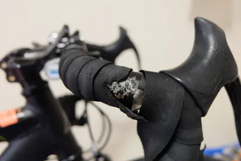 切れたバーテープ