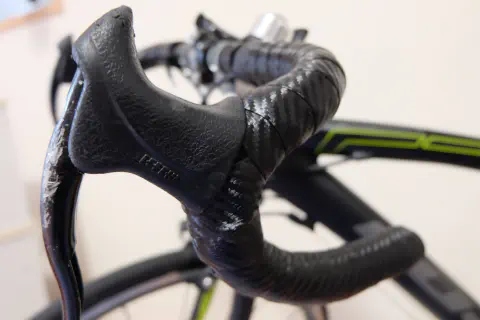 左側もバーテープを巻いた