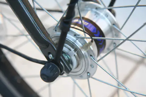 ハブダイナモの配線を外す