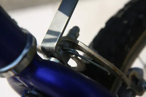 ばねの輪に引っ掛けて回転させる