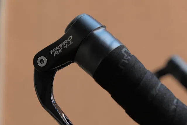飛び出したバーテープをカッターで切って仕上げる