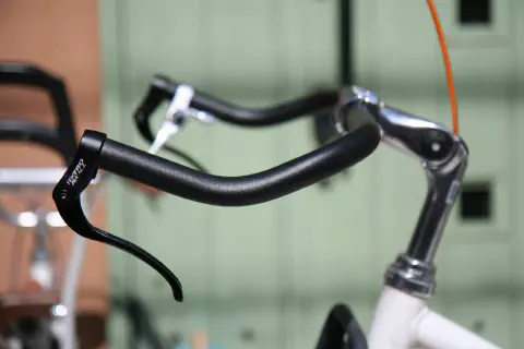 ブルホーンハンドル角度調整後