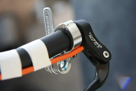 右ブレーキケーブル