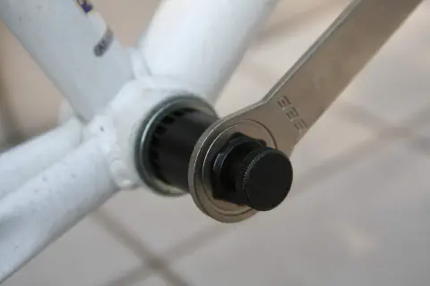 カートリッジ式ボトムブラケットを外します