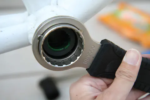 ボトムブラケットを締め込みます