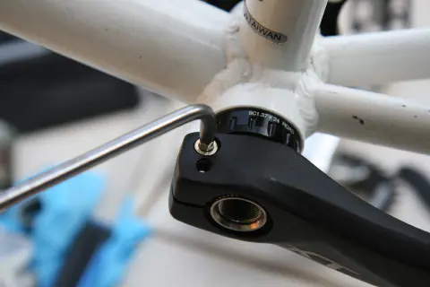 左クランクのクランプ