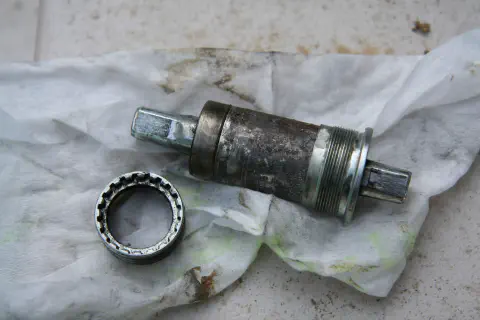 外したカートリッジ式ボトムブラケット