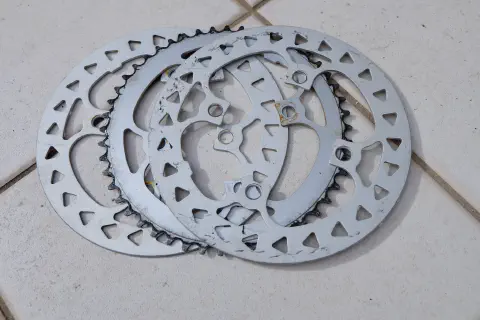 両側プレートがチェーンリングをサンドイッチしてます