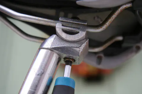 サドルの固定ボルトを外す