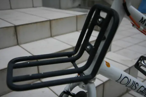 塗装が白く古ぼけたフロントキャリア