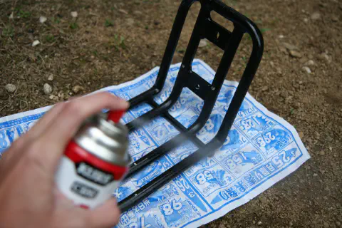 スプレーを吹き付ける