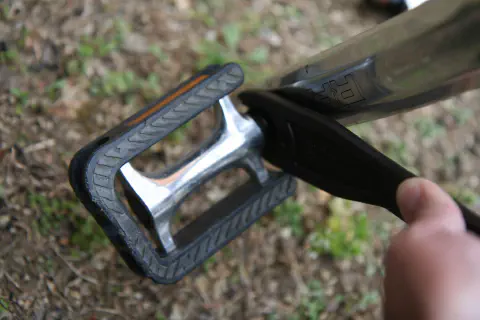 左ペダルを右回しで外します