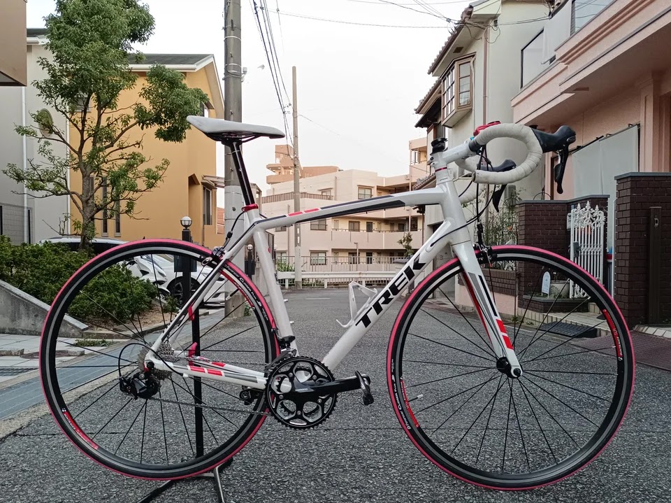 700×25cに交換後のTREK MADONE 2.1