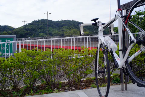 川越しに見える山