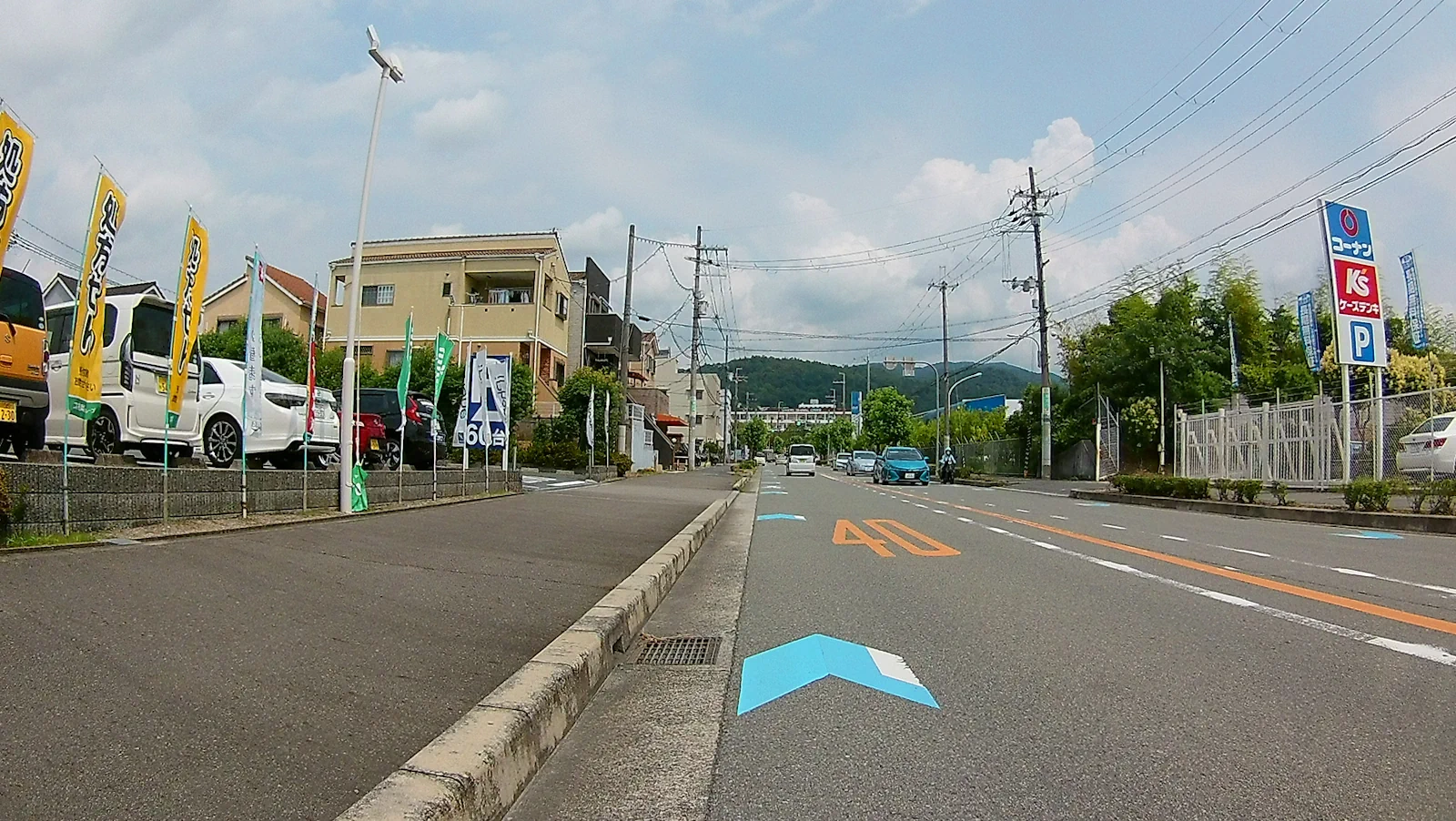 車道の奥に箕面の山
