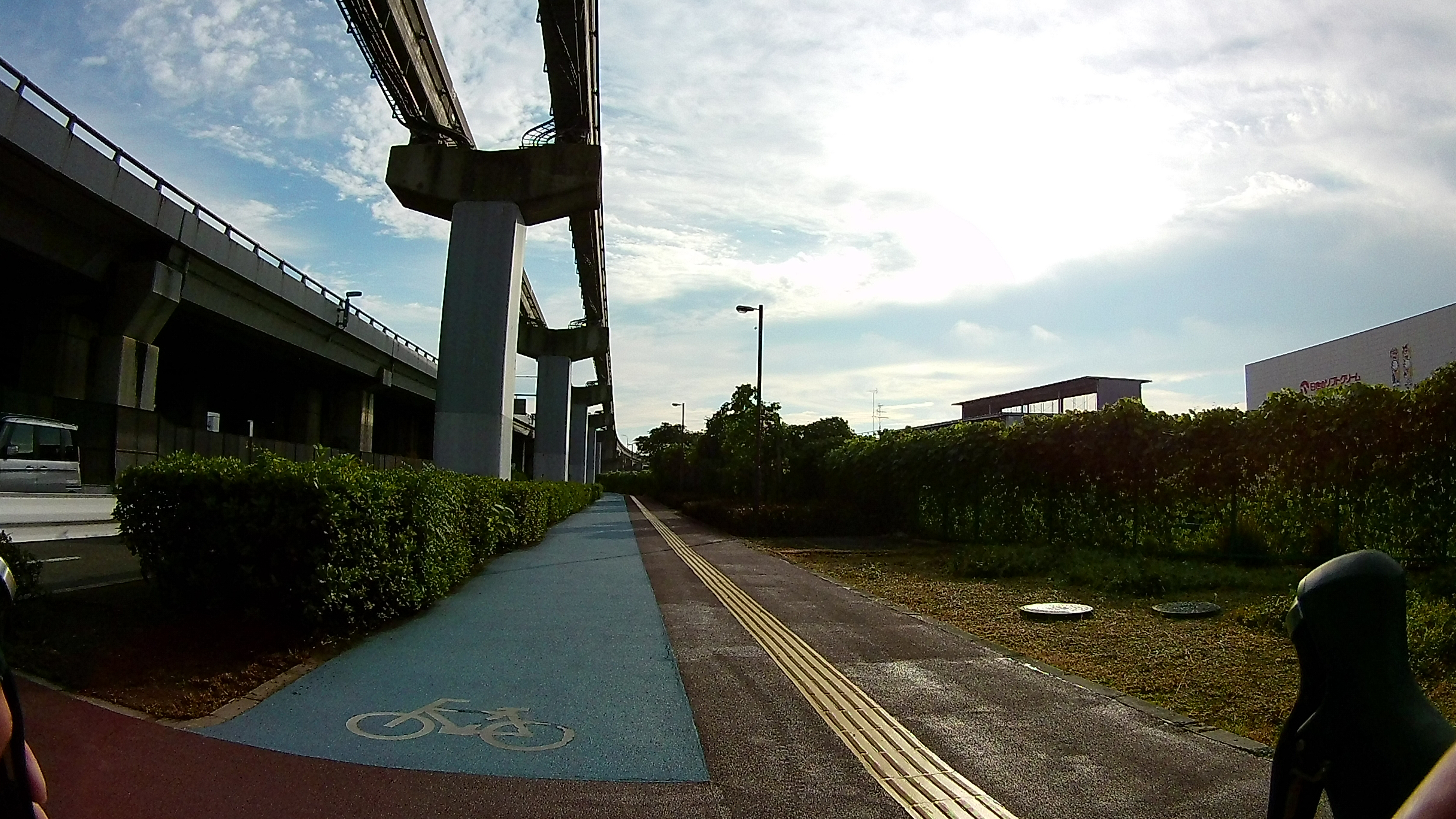 青く塗られた自転車道