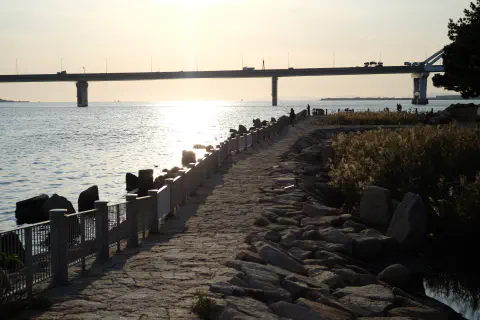 河口先端に釣り人の姿