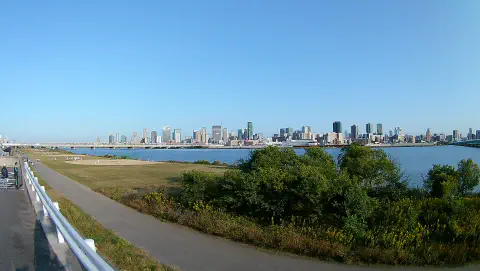 淀川の対岸に梅田の高層ビル群を眺める