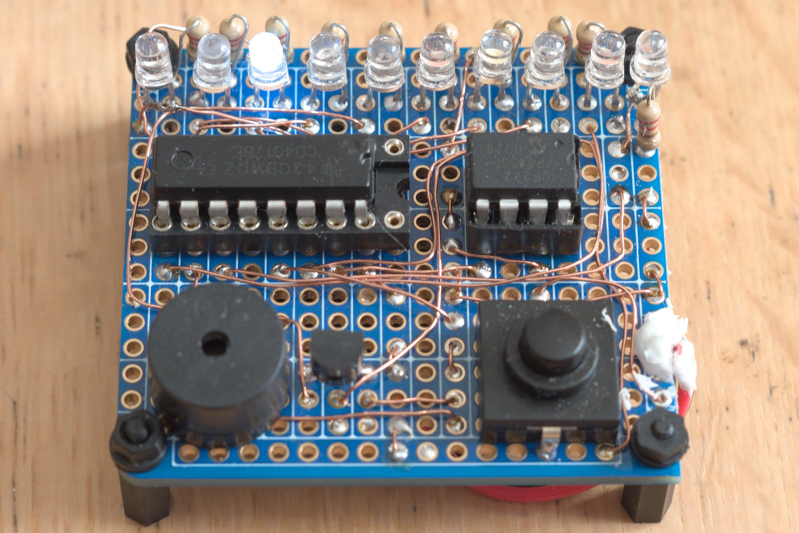 ユニバーサル基板に機器とポリウレタン銅線をはんだ付け