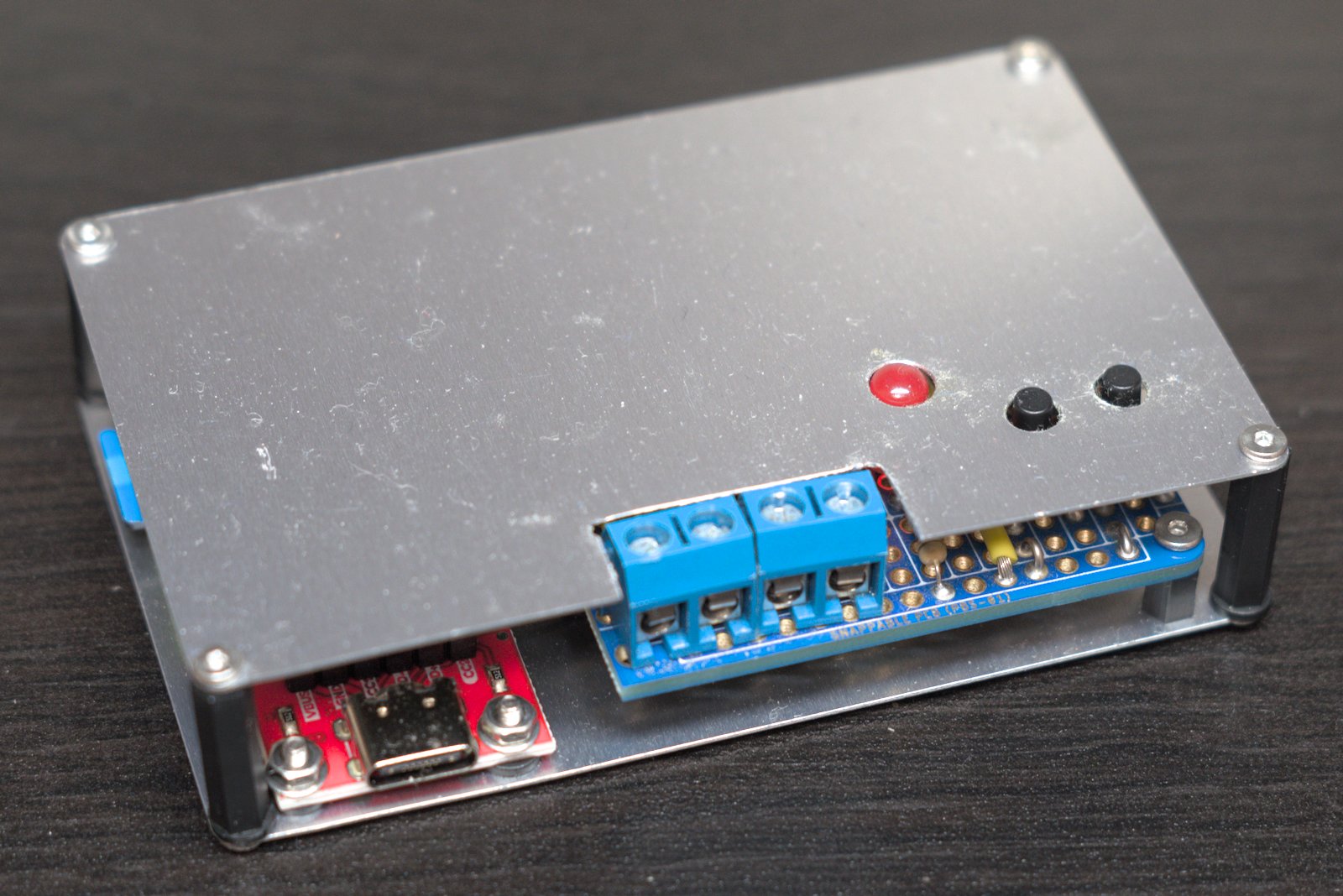 ケースに入れて完成したデータロガー