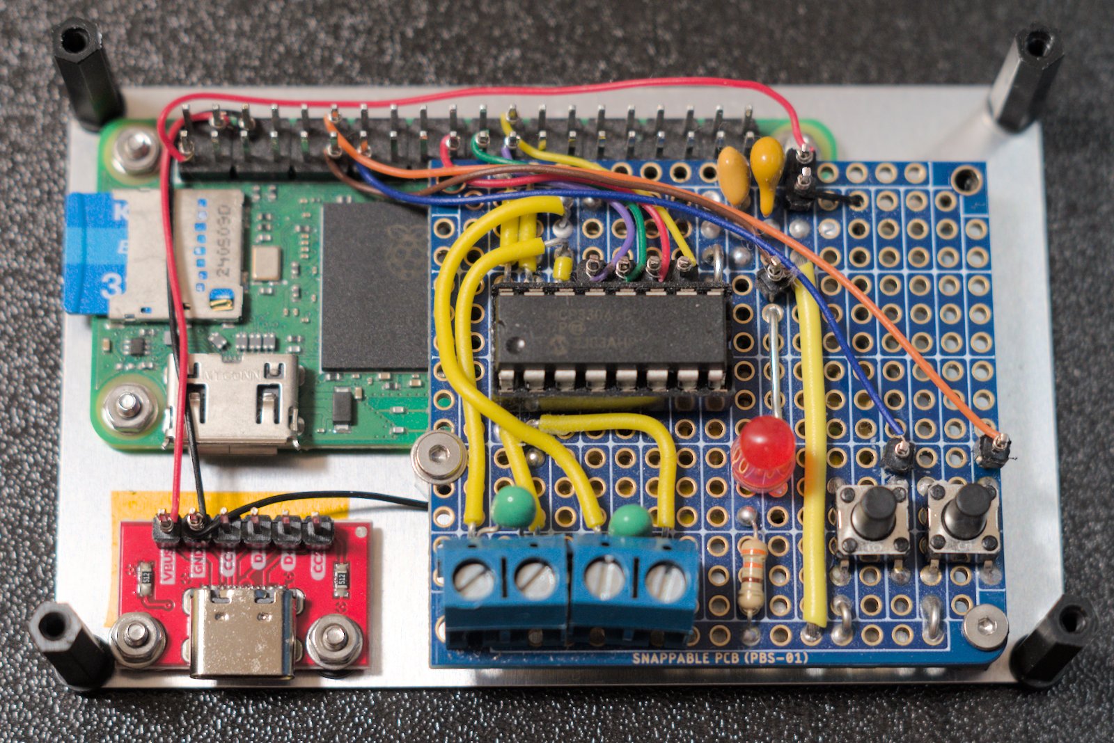 アルミプレートに機器を固定