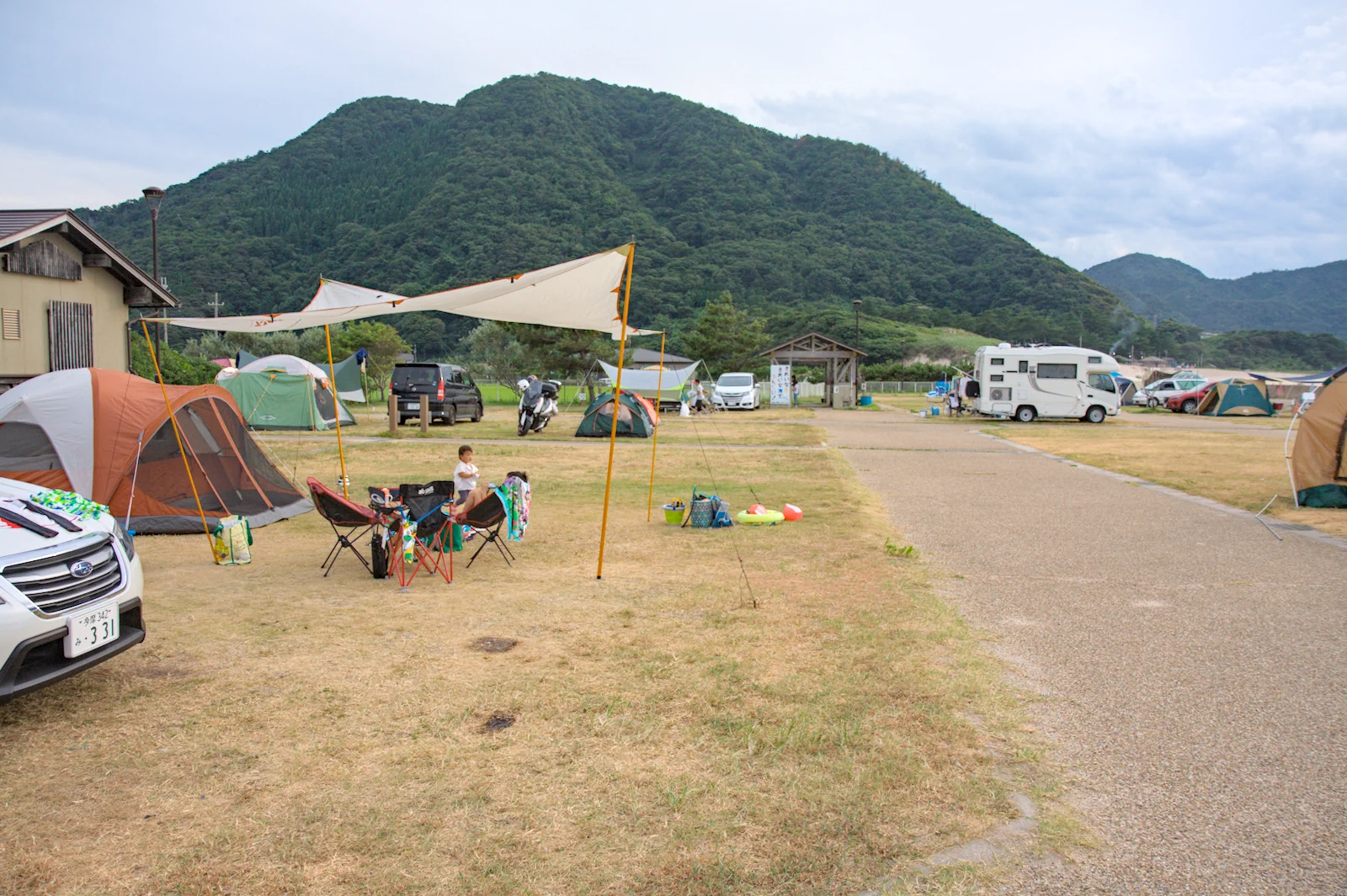 オートキャンプ場にタープを張る