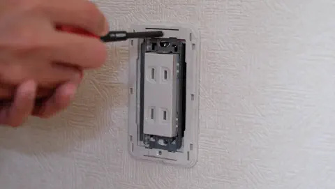 さらにネジを外す