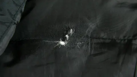 破れた生地からダウンが飛び出している