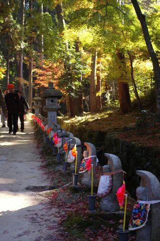 参道に並ぶ千体地蔵