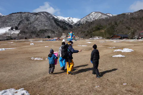 雪の溶けたスキー場を歩く