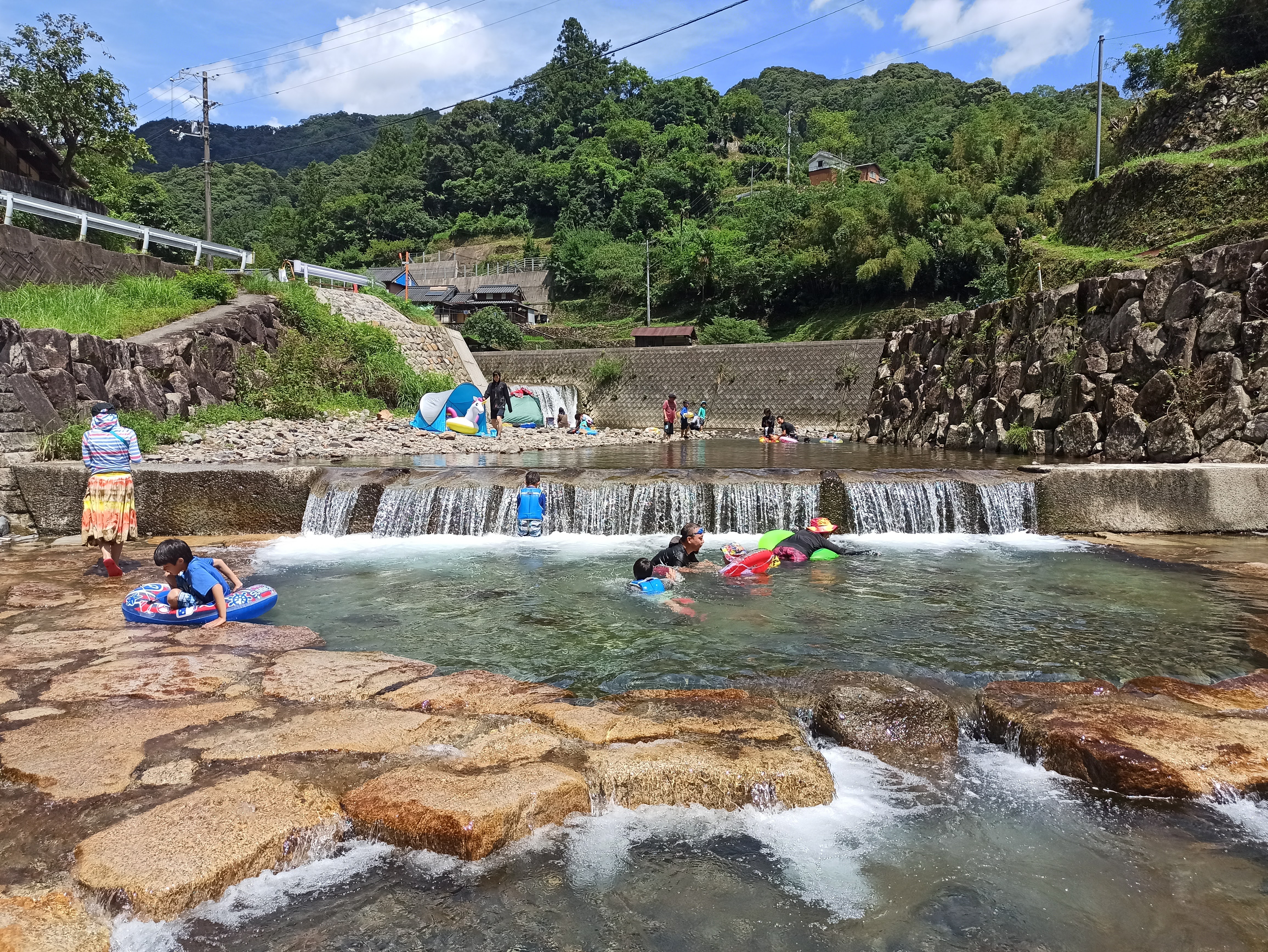 浅い川のプールで遊ぶ