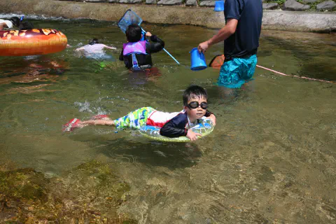 浮輪で川を流れる