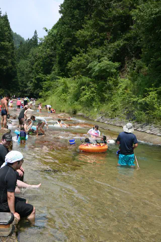 たかすみ温泉の川遊び場
