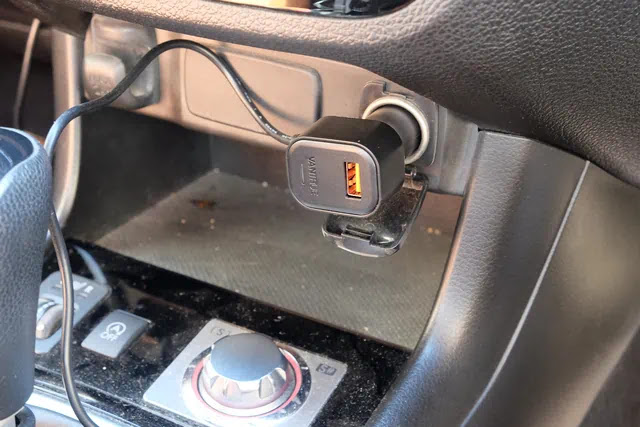 電源ケーブルをシガーソケットに差し込む