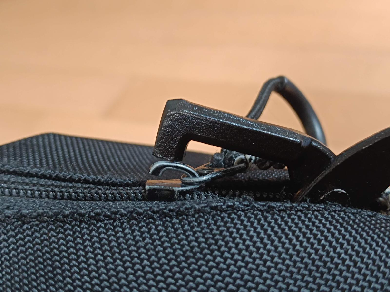 口金つぶしでチャックのスライダをつぶす